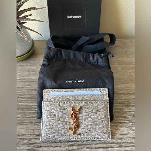 YSL CASSANDRE MATELASSÉ CARD CASE IN GRAIN DE POUDRE LEATHER
DARK BEIGE - Picture 1 of 14